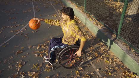 Entschlossener-Behinderter-Teenager,-Der-Draußen-In-Zeitlupe-Basketball-Spielt.